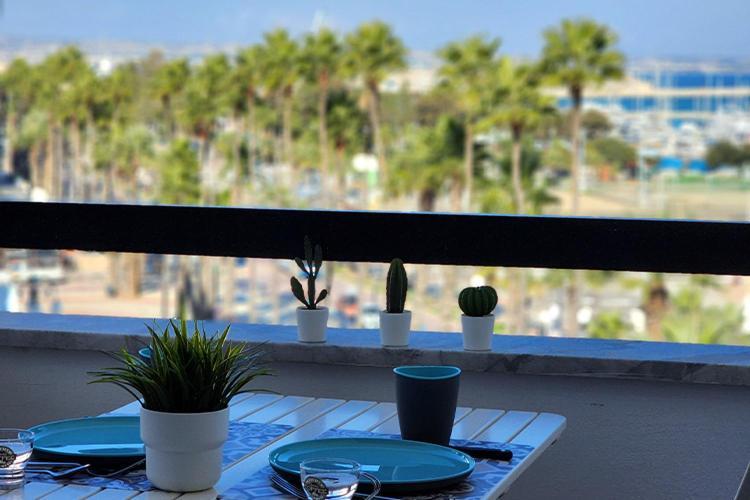 Prime Beachfront Apartment On Larnaca Finikoudes Exterior foto