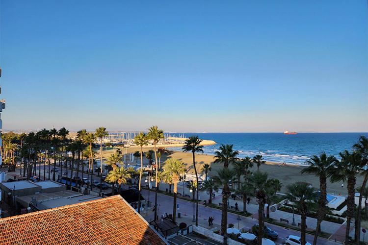 Prime Beachfront Apartment On Larnaca Finikoudes Exterior foto