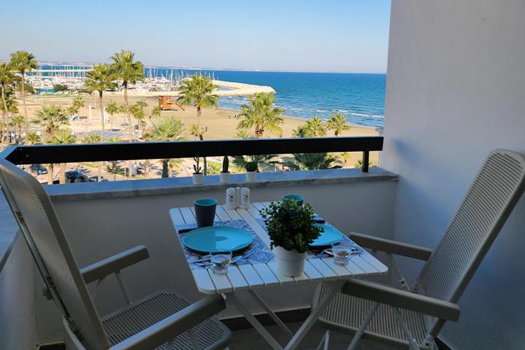 Prime Beachfront Apartment On Larnaca Finikoudes Exterior foto